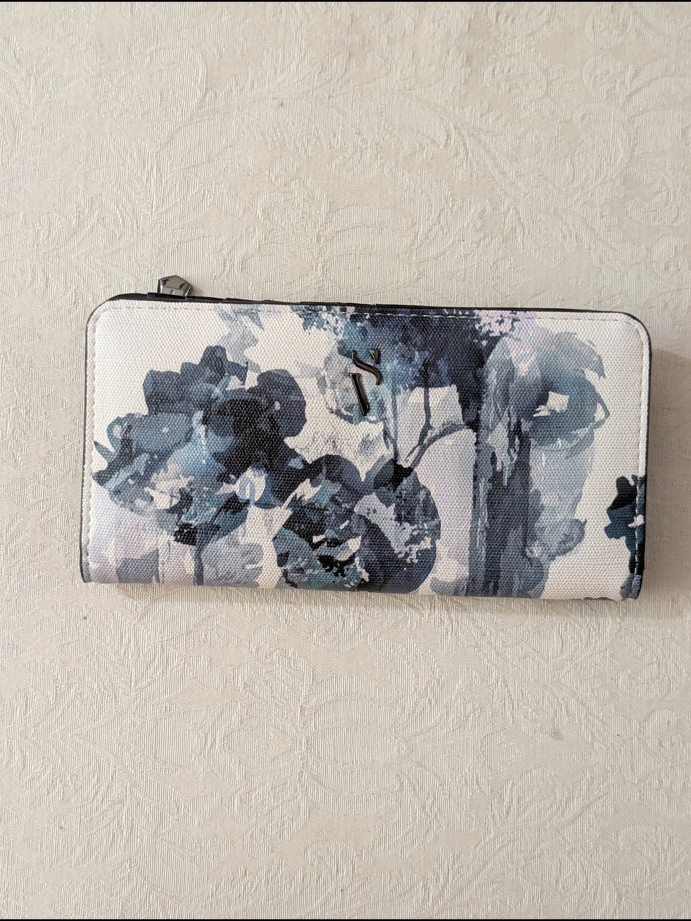 Simply Vera Vera Wang blue and white artistic floral print zip-around wallet